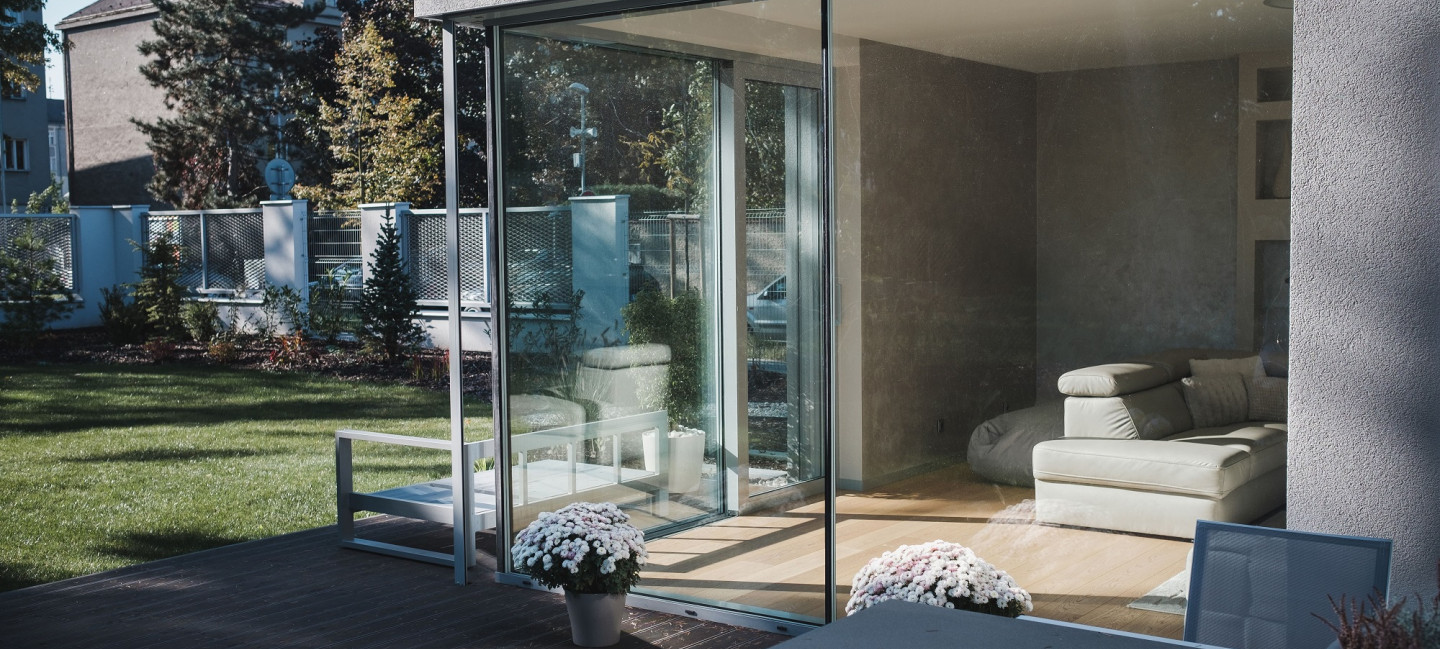 Atypické řešení pro váš dům – bezrámová okna