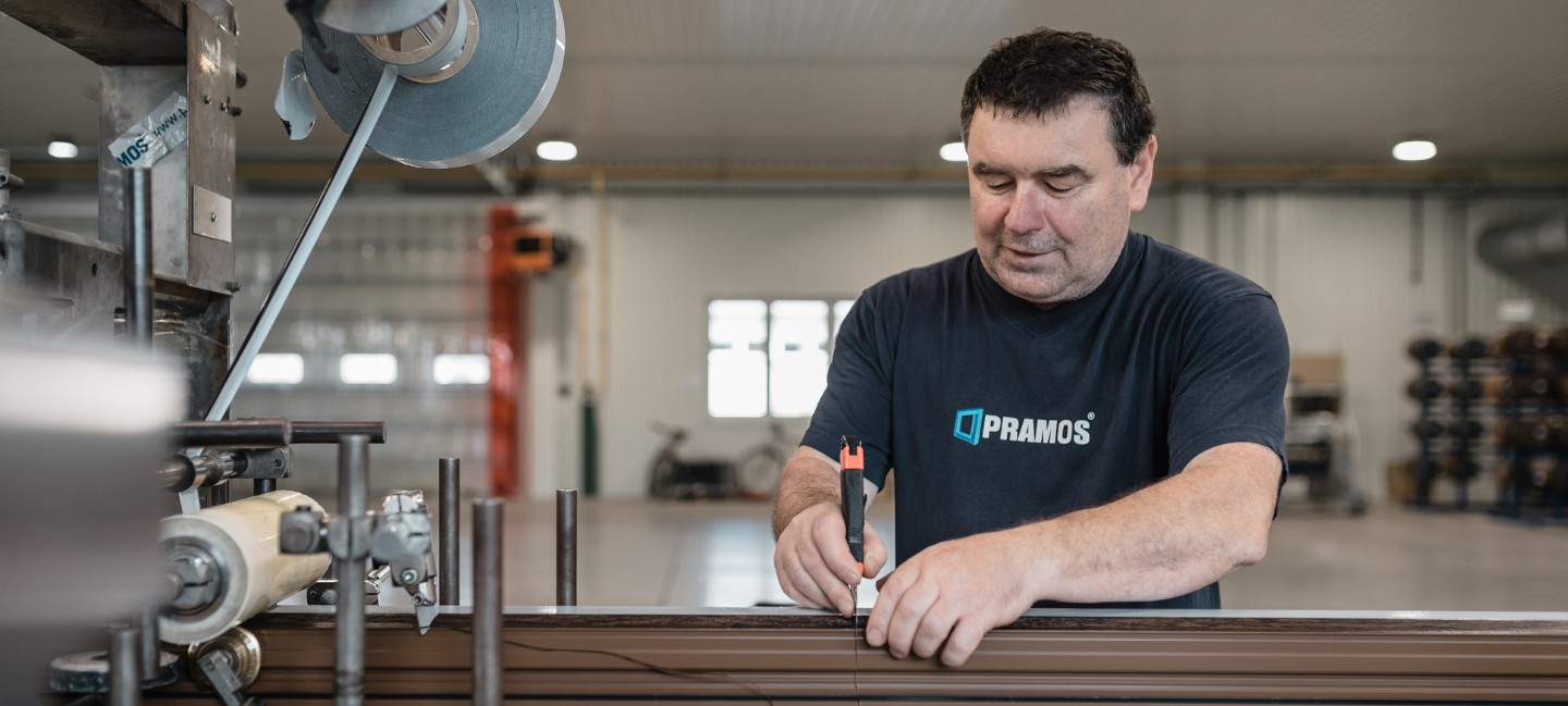 PRACOVNÍK LAMINACE